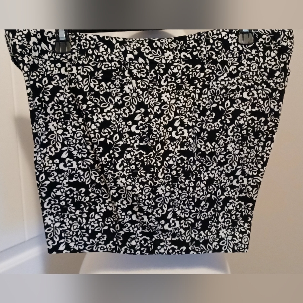 Land & Sea Floral Black and White Shorts Sz 16 #0199